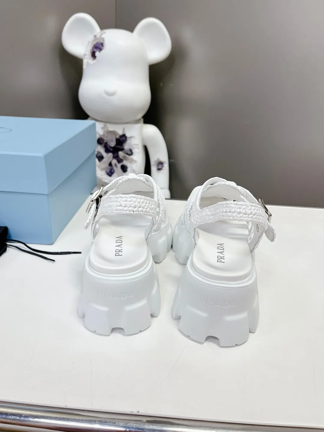 👟👟Ex-factory price 640👟👟 Straw 2023 exclusive version super hot🎊🎊🎊hot prada Prada cage shoes sawtooth Roman braided thick-soled rubber sandals retro fashionable and avant-garde gear teeth 55mm Thick-soled soles, the upper perfectly restores the original craftsmanship, and is made of purely hand-woven uppers. The cost is extremely high, making the whole pair of shoes light and comfortable, full of holiday feel, and bright colors 💐💐💐💐 to satisfy a variety of choices for fashionable people with different styles! The iconic metal triangle logo is paired with the shape of ancient beach sandals. Every design element is fashionable! Code number 35-40